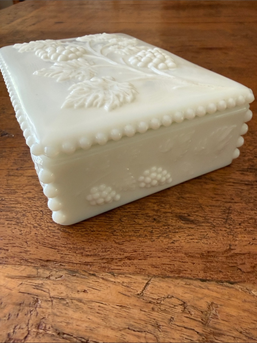 Vintage Westmoreland Milk Glass Lidded Box w/ Grapes & Vines and Beaded Edges - Picture 4 of 10